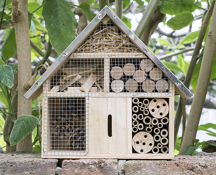 Hoteles de madera para atraer y dar refugio a insectos útiles 